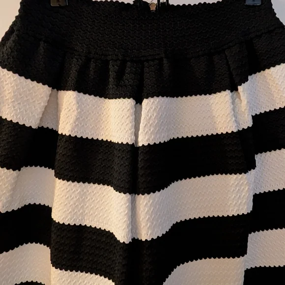 Black and White Striped Women's Skirt Size XS - Picture 3 of 3